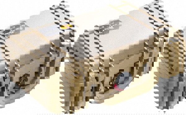 Clamshell Hard Case: 8-11/32