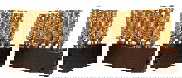 Manifolds; Overall Length (Decimal Inch): 3.8800 ; Number of Ports: 4 ; Width (Decimal Inch - 4 Decimals): 1.2500 ; Mounting Hole Size Diameter (Decimal Inch): 0.1870 ; UNSPSC Code: 40141734