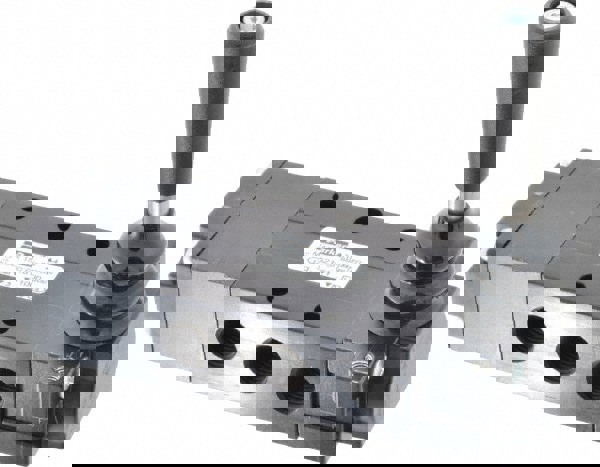 Mechanically Operated Valve: 4-Way & 3-Position CC, Lever-Spring Return Actuator, 1/4