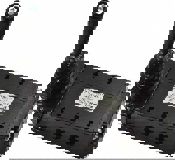 Mechanically Operated Valve: 4-Way & 3-Position CC, Lever-Manual Return Actuator, 1/4