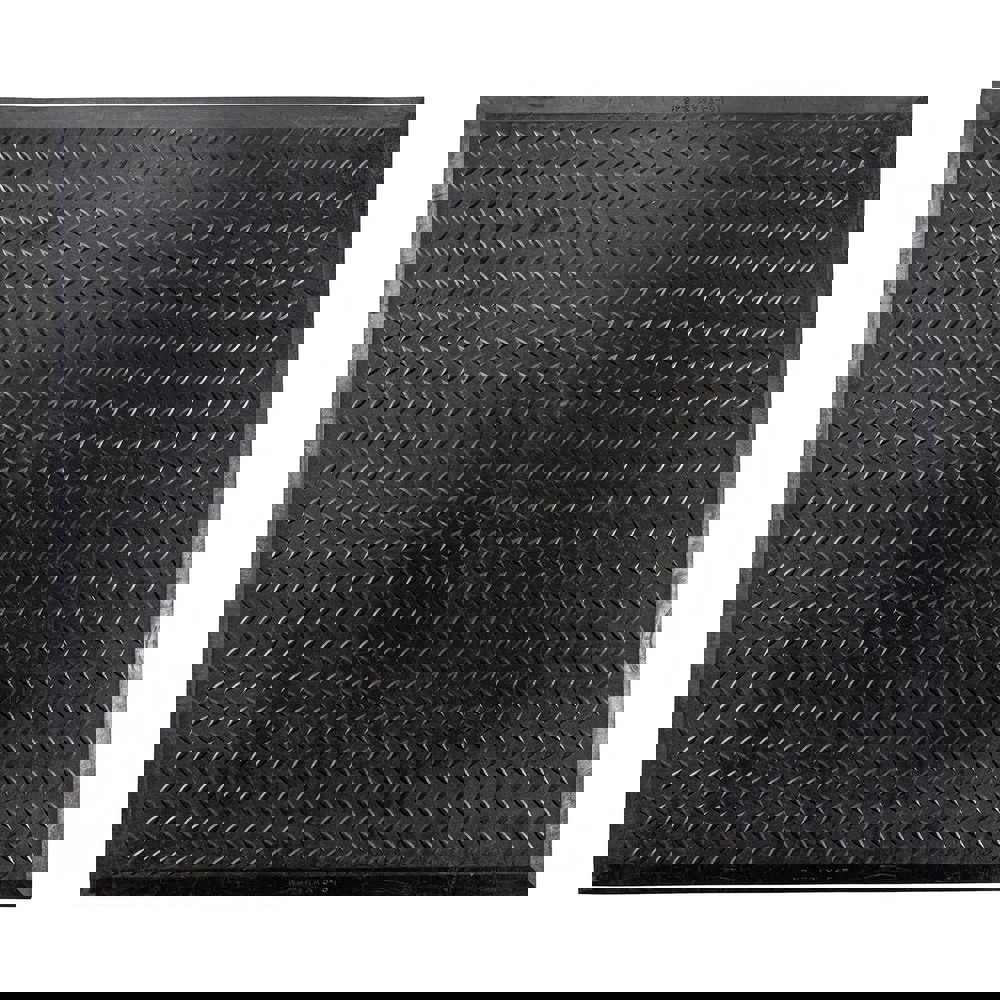 Diamond Top Interlock features a rubber diamond plate top surface for traction, and a sturdy waffle support system on the underside for maximum comfort. Offered as a stand alone mat, or as an interlocking continuous length, this mat is perfect for assemb