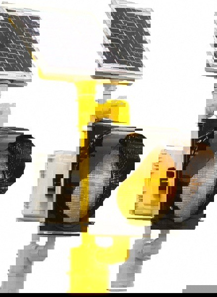 Parking Lot & Roadway Lights; Fixture Type: Roadway Light ; Lens Material: Polycarbonate ; Lamp Base Type: Standard ; Lens Color: Amber ; Standards Met: MUTCD