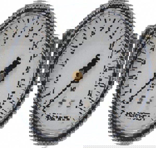 Pressure Gauge: 2-1/2