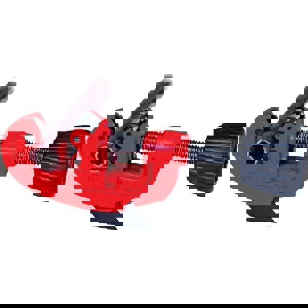 Hand Pipe Cutter: 1/8 to 1-3/8