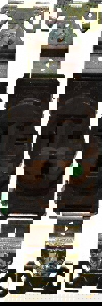 Straight Blade Single Receptacle: NEMA 6-20R, 20 Amps, Self-Grounding