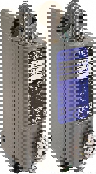 General Purpose Limit Switch: SPDT, NC, Roller Plunger, Side