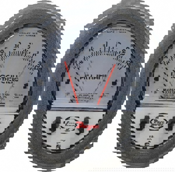 25 Max psi, 4% Accuracy, NPT Thread Photohelic Pressure Switch