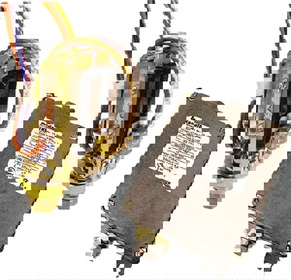 Bourdon Tube Pressure Switch: 1/4