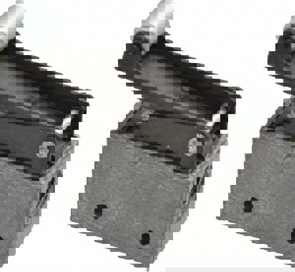 Mechanically Operated Valve: 3-Way Pilot, Steel Roller Actuator, 1/8