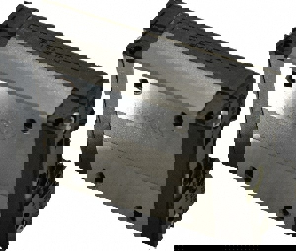 57mm L x 34mm W x 19.5mm H, 26mm Transverse Hole Spcg, 26mm Lateral Hole Spcg, High Radial Load SSR Block w/Caged Ball